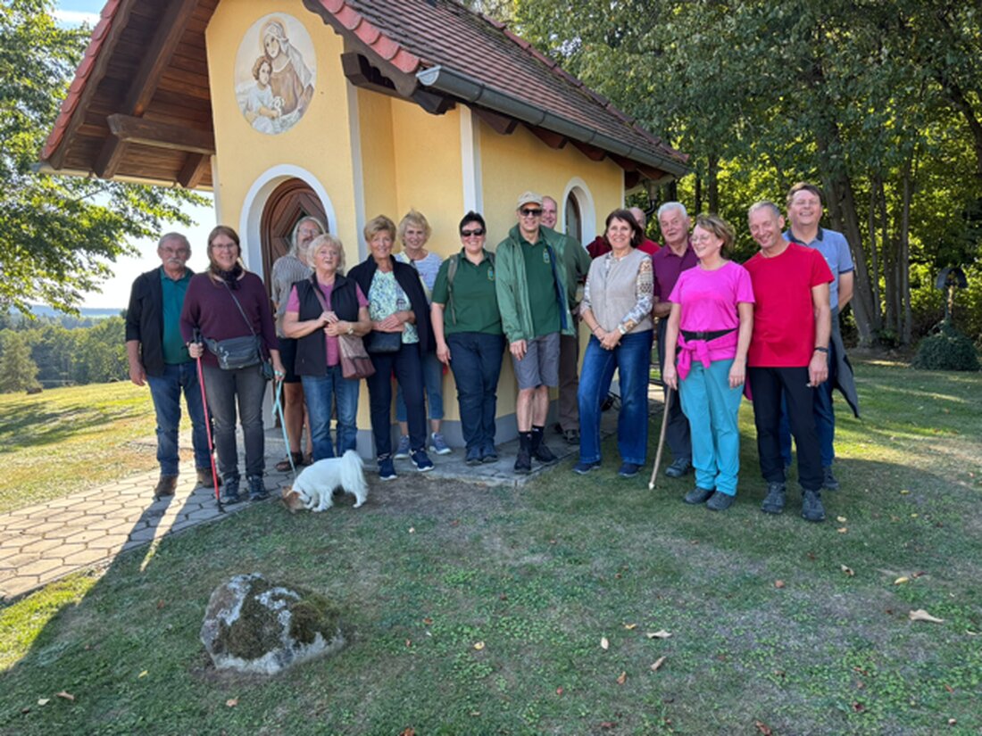 Leuchtenberg. Bei strahlendem Herbstwetter zog der Oberpfälzer Waldverein mit Vorsitzender Andrea Krapf am Sonntag um 13.30 Uhr vom Gasthof Maier los, über den Wanderweg vier nach Kaimling, mit Rast, Pilzberatung und Brotzeit.