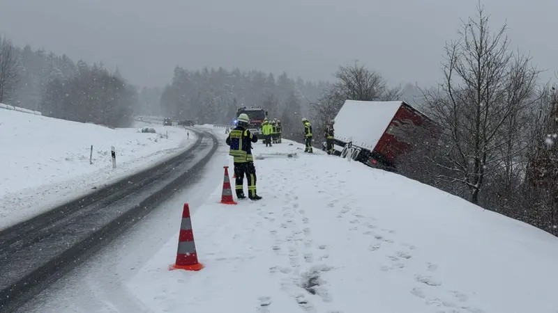 Lastwagen kippt bei Pressath auf schneebedeckter Fahrbahn in den Straßengraben