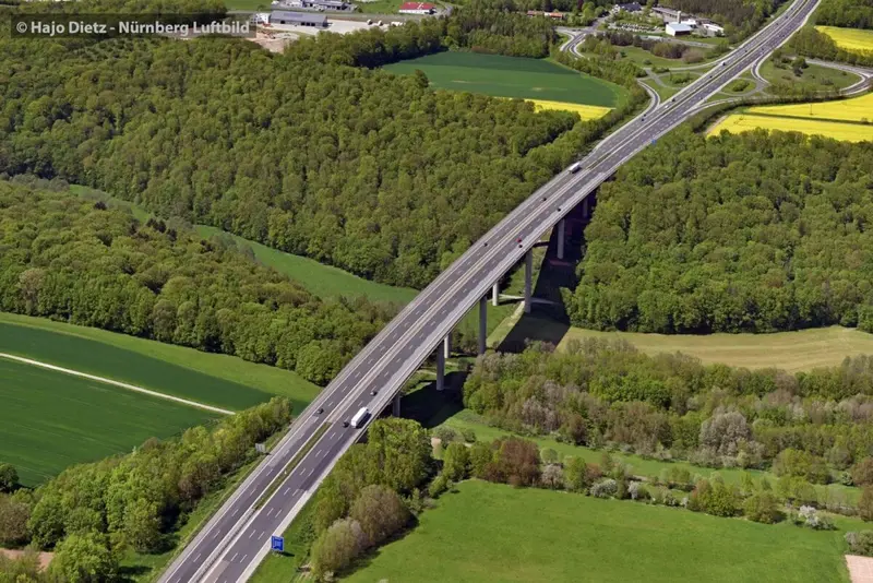 Sanierung der Waldnaabbrücke bei Windischeschenbach wird Auto- und Lkw‑Fahrer auf der A 93 noch lang beschäftigen