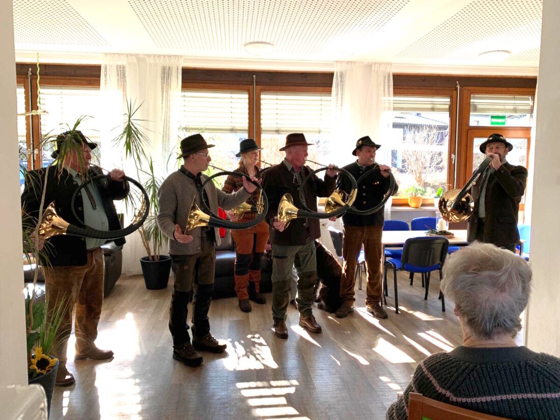 Pleystein. In der Caritas-Tagespflege Rosenquarz bot ein Jagd-Thementag Anfang März 17 Gästen Einblicke in Wald und Wild mit Jägerin Simone Baier. 