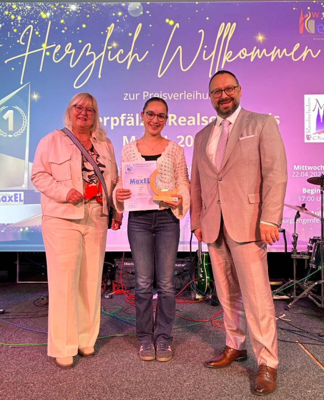 Kemnath. Hanna Lorenz von der Realschule Kemnath erhält den Oberpfälzer Realschulpreis MaxEL. Die Zehntklässlerin überzeugt mit starken MINT-Erfolgen, Einsatz im Technik-Team und breitem ehrenamtlichem Engagement.