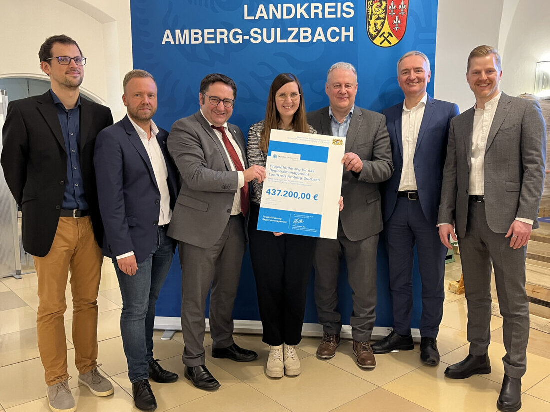 Amberg-Sulzbach. Das Regionalmanagement im Landkreis Amberg-Sulzbach erhält 437.200 Euro Förderung vom Bayerischen Staatsministerium, um die Region weiterzuentwickeln. Projekte wie ein Podcast, ein Landkreismagazin und die Stärkung der regionalen Identität sind geplant.