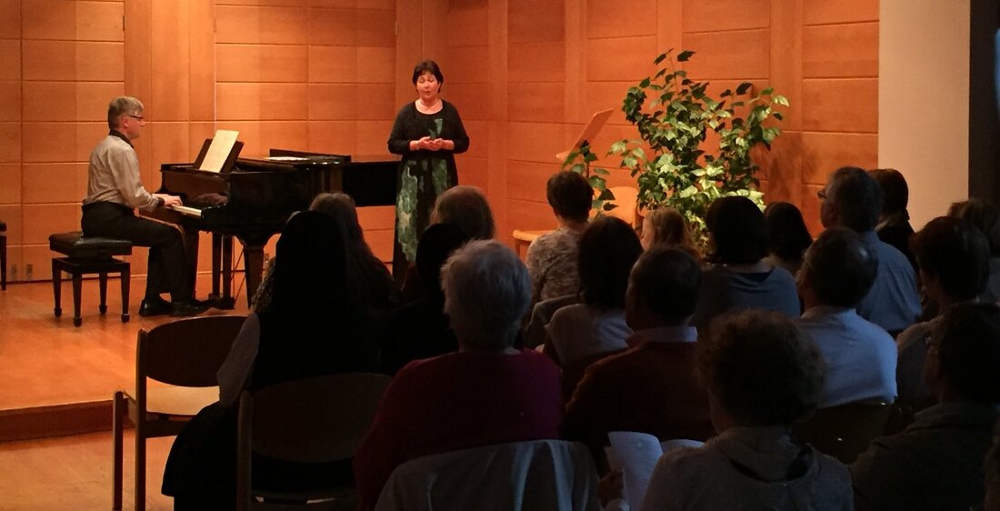 Weiden. Bei der Max-Reger Nacht am vergangenen Freitag schauten zahlreiche Fans des Weidener Komponisten an den einzelnen Stationen in der Innenstadt vorbei. Insgesamt an fünf Plätzen konnten die Gäste den [&hellip;]