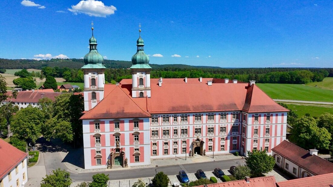 Speinshart. Das Kloster lädt zum Tag des offenen Denkmals am 13. September 2026 ein, unter dem Motto NetzWERKE mit Ausstellung, Führungen und Austausch. Am 25. September folgt die literarische Begegnung Frauen im Alten Testament.