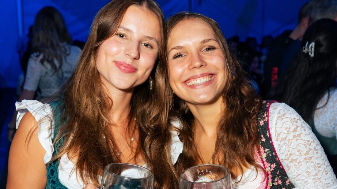 Floß. Bei der größten Kirwa überhaupt sorgte die Partyband Highline am Freitagabend, 21. August, für ausgelassene Stimmung und ließ die Menge tanzen und mitsingen. Unsere Bildergalerie zeigt die schönsten Momente des Festes.