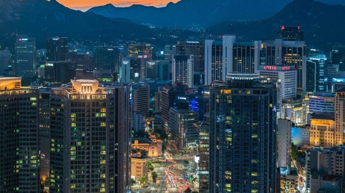 Südkorea zeigt eindrucksvoll, warum so viele Privatanleger an der Börse scheitern, obwohl Kapitalmärkte langfristig zu den erfolgreichsten Instrumenten des Vermögensaufbaus gehören. Millionen von südkoreanischen Anlegern wissen nun, welche dramatischen Folgen entstehen können, wenn man steigenden Kursen hinterherläuft und Investitionen sogar mit Krediten finanziert. Über eine Million Margin Calls und hunderttausende Zwangsliquidationen machen deutlich, wie aus Euphorie innerhalb kürzester Zeit eine individuelle existenzielle Krise werden kann.