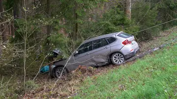 Auto rast in angrenzenden Wald – drei Verletzte