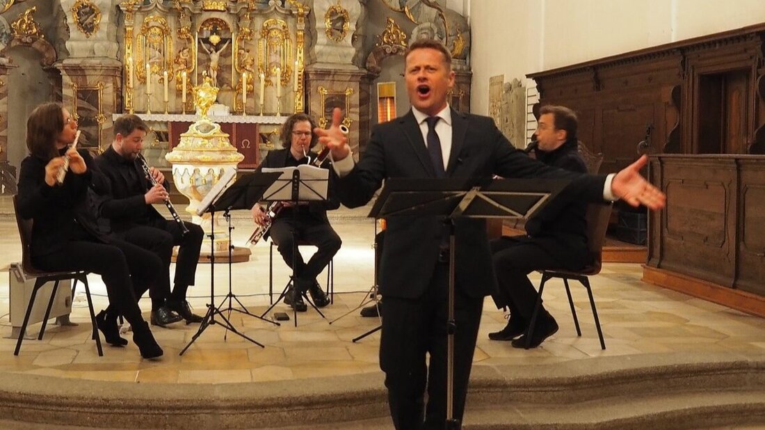 Weiden. Mit eindringlichen Texten und Musik erinnerten Schauspieler Roman Knizka und das Bläserquintett Opus 45 in St. Michael an die Jahre 1929 bis 1933. Die zentrale Botschaft: Die Weimarer Republik scheiterte auch an ihren eigenen Demokraten – eine Mahnung für die Gegenwart.