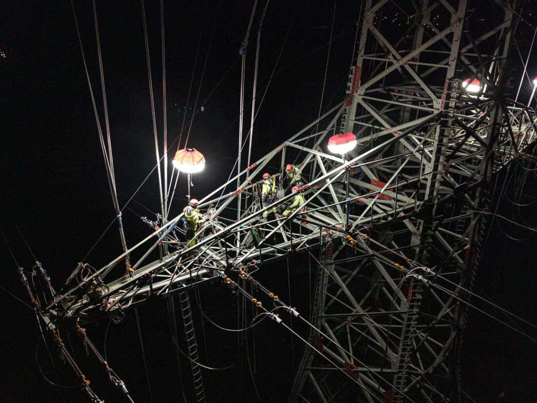 Windischeschenbach. Am Ostbayernring stehen in den Nächten vom 23. März bis 26. März Spezialseilzüge an. Die Masten nahe der Autobahn A93 werden hell ausgeleuchtet. Grund ist die sichere Querung von Waldnaab und Bahn.