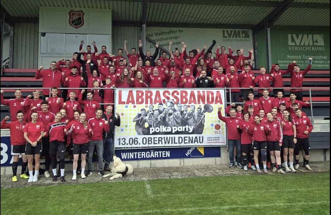 [Advertorial] Oberwildenau. Ein Jahrhundert Vereinsgeschichte, unzählige Erinnerungen, Generationen voller Leidenschaft – und genau deshalb soll 2026 nicht einfach nur gefeiert werden. Der SC Luhe-Wildenau macht aus seinem 100-jährigen Bestehen ein ganz besonderes Festwochenende für die ganze Region. Oder anders gesagt: Wenn ein Verein 100 Jahre alt wird, dann darf es ruhig einmal richtig scheppern.