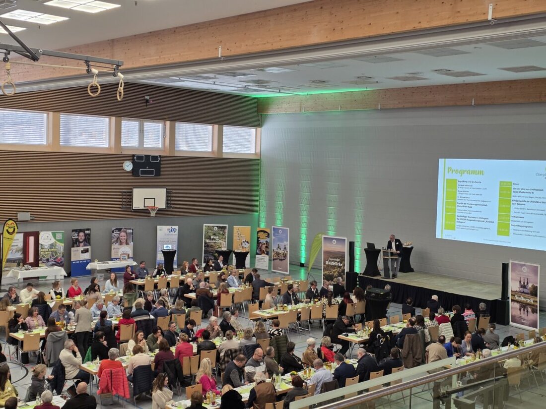 Kemnath. Beim Tourismustag Oberpfälzer Wald 2026 treffen sich mehr als 200 Akteure zum Austausch. Im Fokus stehen Nachhaltigkeit, digitale Sichtbarkeit mit Künstlicher Intelligenz und die Stärke gemeinsamer Projekte in der Region.