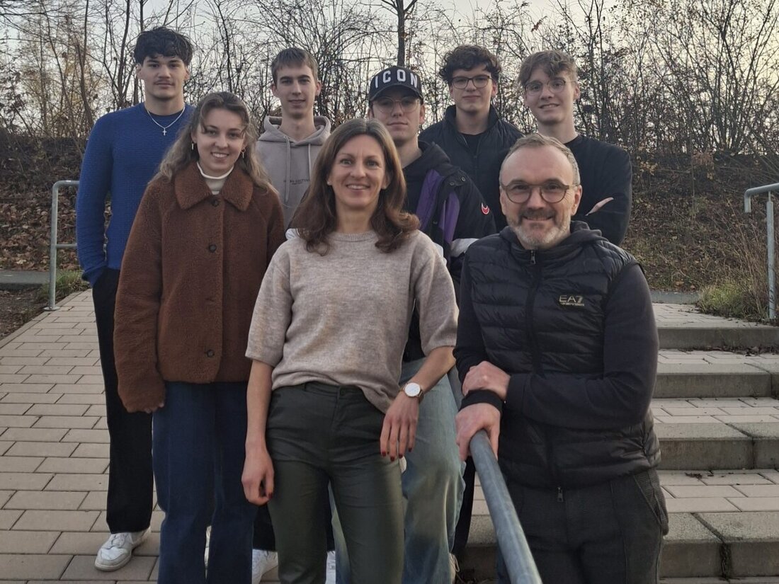 Weiden. An der FOS Weiden entsteht ein besonderes Schulprojekt: Eine Gruppe von Schülerinnen und Schülern plant eine rund 700 Kilometer lange Rennradtour – über die Alpen, bis zum Gardasee. Teamgeist, Verantwortung und eine Spendenaktion stehen dabei im Mittelpunkt.