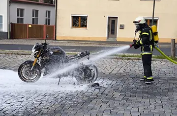 Motorrad brennt nach technischer Panne vollständig aus