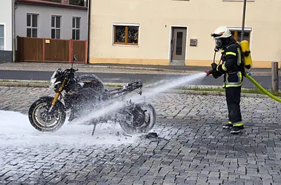 Motorrad brennt nach technischer Panne vollständig aus