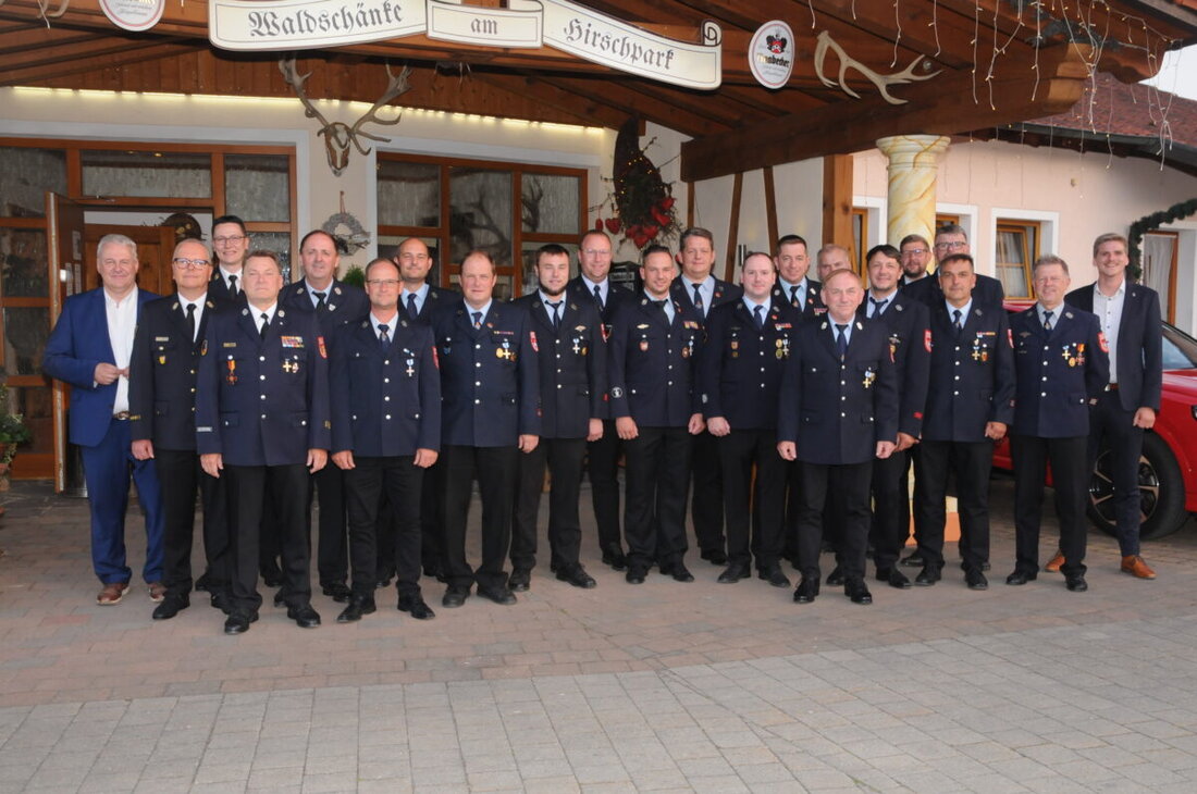 Heinzhof. Bei einem Ehrungsabend der Inspektion zwei in der Waldschänke würdigten Landrat und Feuerwehrführung die Treue der Wehren aus der Gemeinde Ursensollen: 15 Aktive aus drei Wehren erhielten Auszeichnungen für 25 und 40 Jahre.