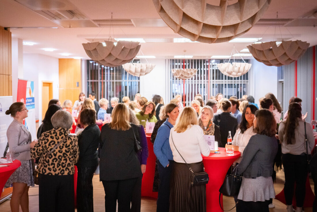 Amberg. Mit der Premiere von FRAUEN I CONNECT 2026 setzte die Region ein starkes Zeichen für Vernetzung und Mut. Im Haus der Kunden der Sparkasse Amberg-Sulzbach trafen sich viele Frauen zu Impulsen, Talk und neuen Kontakten.