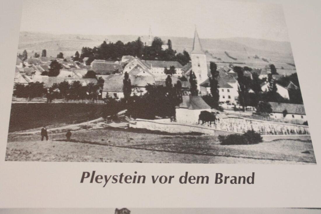 Pleystein. Vor 125 Jahren verwandelte am 10. Juli 1901 ein verheerender Brand die Stadt in ein Flammenmeer: 71 Haupt- und 78 Nebengebäude brannten nieder, 102 Familien verloren ihr Zuhause. Eine Führung erinnert nun daran.