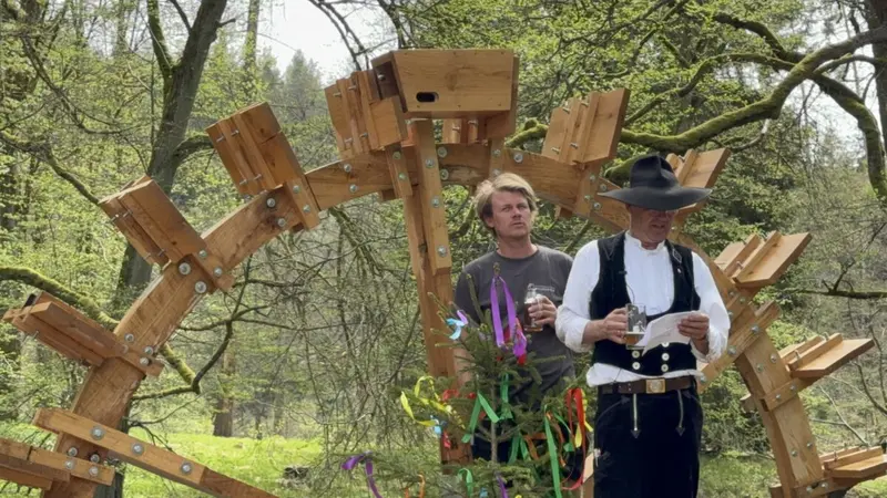 Attraktion im Waldnaabtal: Wasserrad bei der Blockhütte erneuert