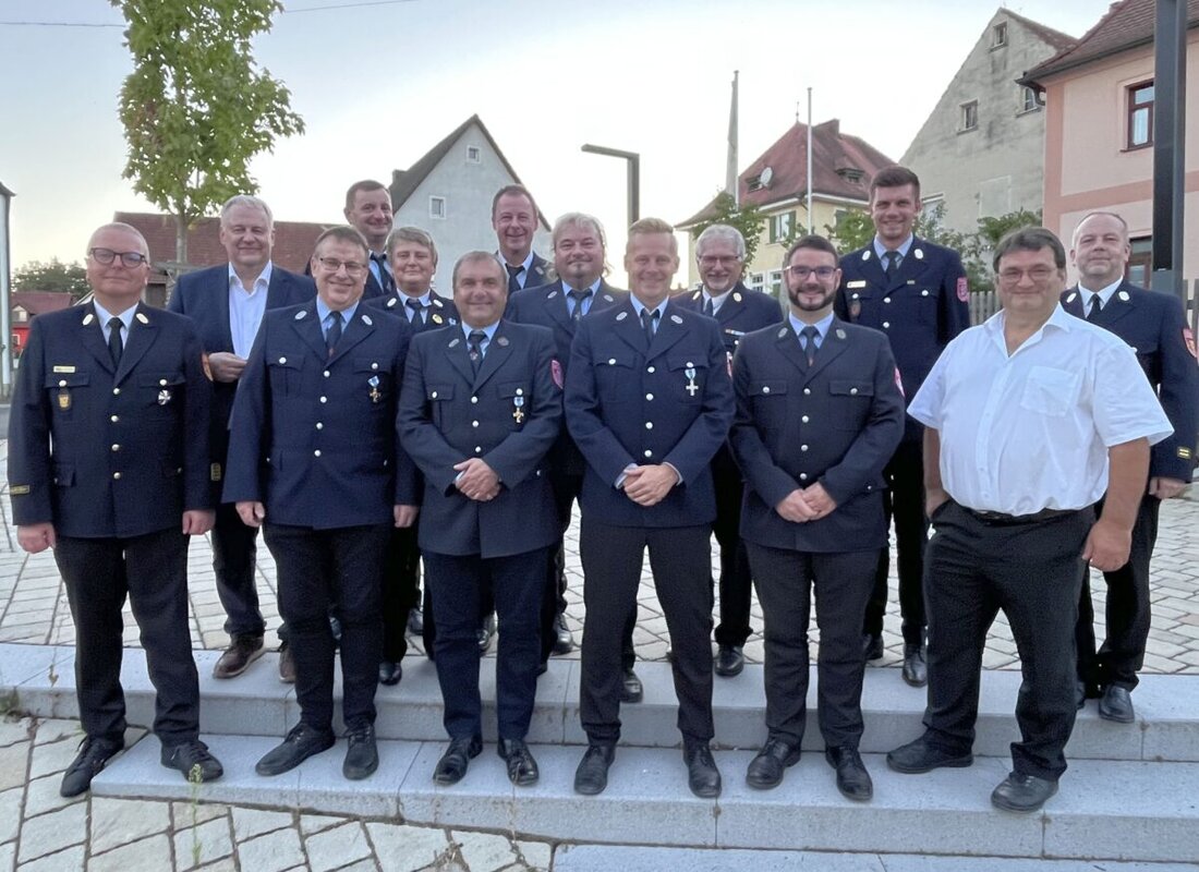 Kürmreuth. Beim Ehrungsabend der Feuerwehr-Inspektion drei im Landgasthof Zur Post zeichnete Landrat Richard Reisinger zahlreiche langjährige Kräfte aus – von Silber für 25 über Gold für 40 bis zu Sonderehrenzeichen für 50 Jahre.
