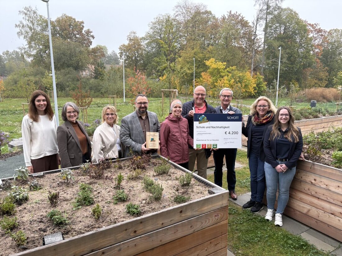 Kemnath. Große Freude an der Realschule am Tor zur Oberpfalz: Die SCHOTT AG fördert das Projekt „Gemeinsam Zukunft wachsen lassen“ mit 4.200 Euro und fünf neuen Hochbeeten, inklusive geplanter Bewässerung und Schulgarten-Abo.