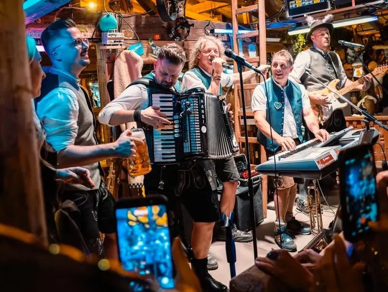 Die "Troglauer" erobern mit ihrem Song „Bierzelt Legende“ die Wiesn