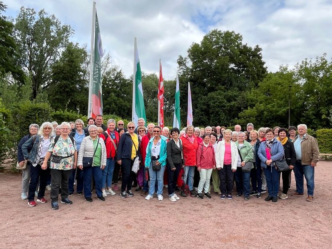 Altenstadt/Furth im Wald. Seniorinnen und Senioren genossen einen Ausflug zur Landesgartenschau in Furth im Wald und besichtigten den größten Schreitroboter sowie ein Wald- und Wildmuseum. Positive Rückmeldungen bestätigten den Erfolg der vom Bürgermeister unterstützten Fahrt.