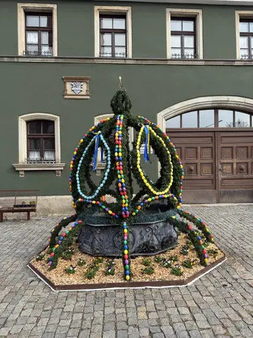 Osterkrone erstrahlt dank ehrenamtlichem Einsatz auf dem Rathausplatz in Eslarn