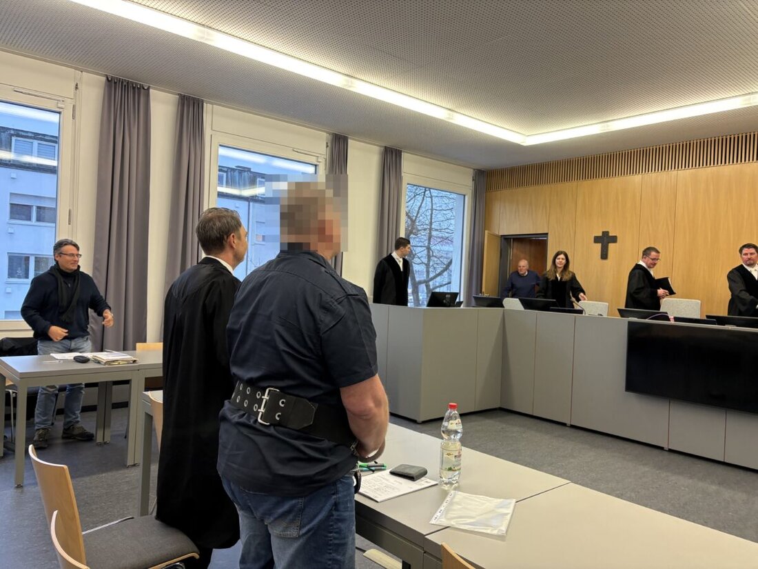 Weiden. Ein Frührentner (54) aus dem Landkreis Tirschenreuth soll versucht haben, sein früheres Haus zu sprengen. Nach der Versteigerung sollte es auch kein anderer besitzen. Verhandelt wird vor der Strafkammer des Landgerichts Weiden.