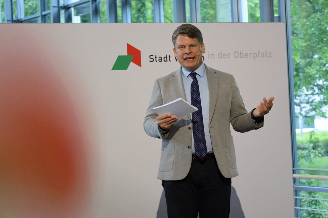 Weiden. Stadtstrand, Social Media und schnelle Entscheidungen sind die sichtbare Seite. Doch was bewegt Benjamin Zeitler hinter den Kulissen? Im großen 100-Tage-Interview spricht Weidens neuer Oberbürgermeister über fehlende Gewerbeflächen, den engen Haushalt, Kliniken und Windkraft – und darüber, warum er im Rathaus vor allem eines will: Tempo.