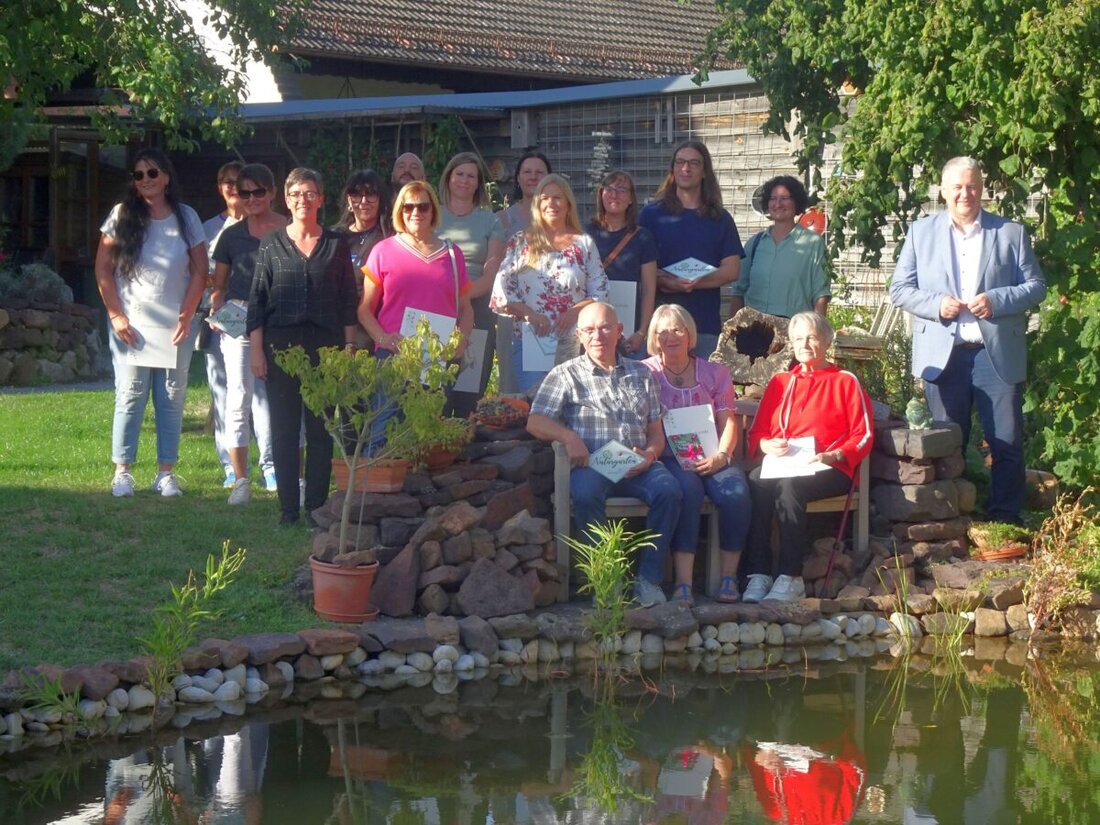 Hahnbach. Landrat und Kreisvorsitzender Richard Reisinger überreichte die Plaketten „Naturgarten – Bayern blüht“ an engagierte Gartenbesitzer aus dem Landkreis. Die Ehrung steht für Gärten ohne Chemie und große Artenvielfalt.