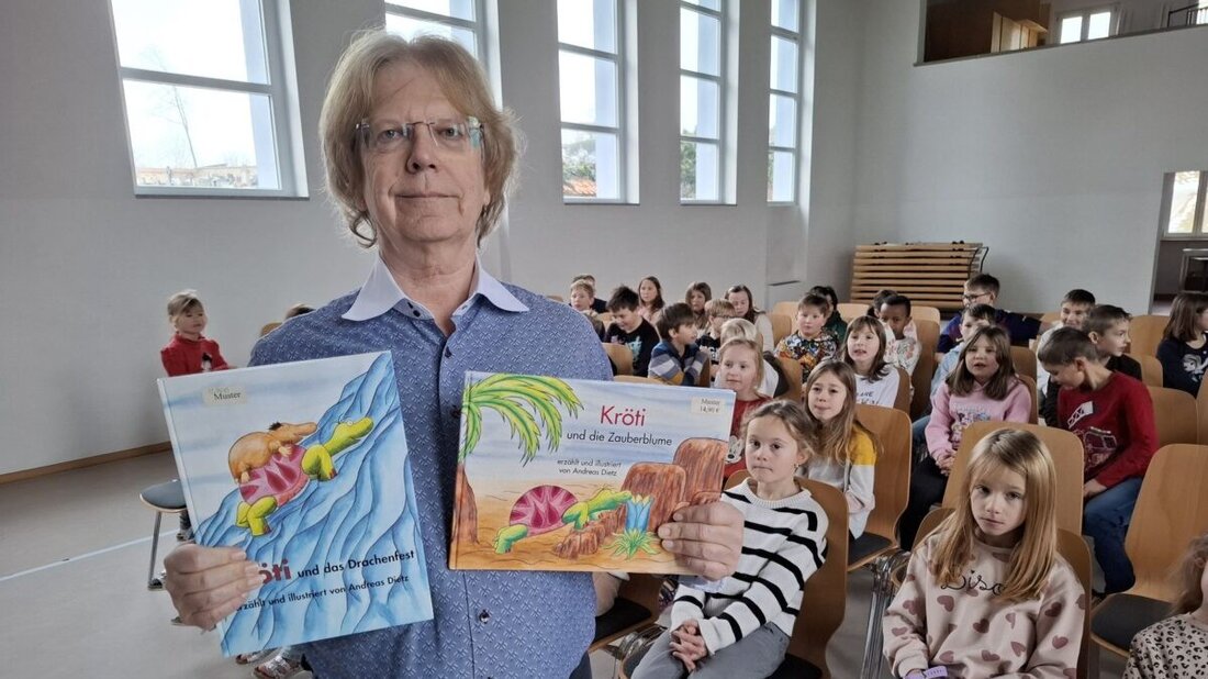 Eslarn. Der Kinderbuchautor und Illustrator Andreas Dietz begeisterte in der Grundschule mit einer interaktiven Lesung rund um seine Kröti-Bücher. Mit Witz, Bildern und Zaubertrank zog er 78 Kinder in seinen Bann.