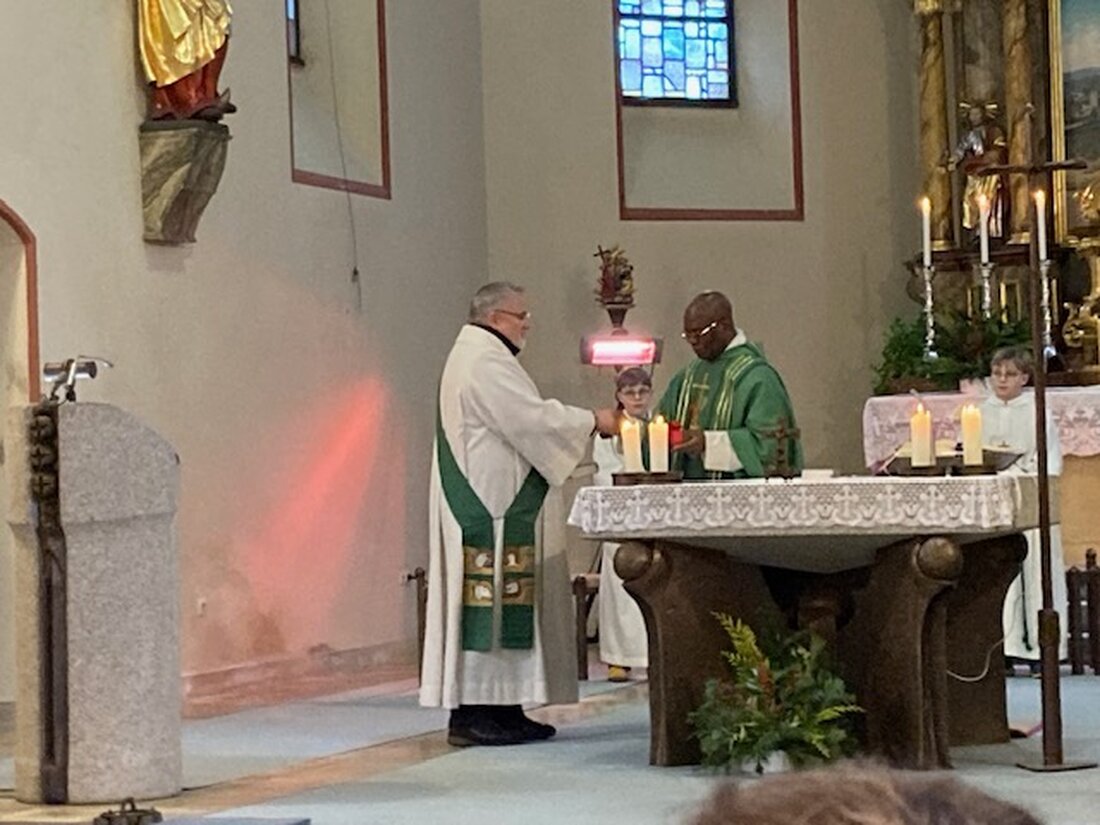 Döllnitz. Der nigerianische Priester Dr. Joe-Barth Abba vertrat zwei Februarwochen die Pfarreiengemeinschaft Leuchtenberg–Michldorf–Roggenstein und verabschiedete sich am Faschingssonntag in St. Jakobus. Es gab Applaus.