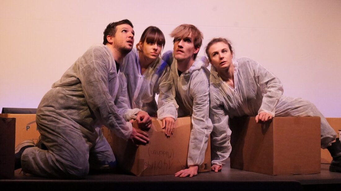 Schwandorf/Kemnath. Tiefe Stille, bewegende Bilder und stehende Ovationen: Die Aufführungen von „SAD-88“ im Metropol Schwandorf haben das Publikum nachhaltig berührt. Das OVIGO Theater brachte das Stück am historischen Tatort auf die Bühne – als eindringliches Zeichen des Erinnerns. Im April wird das Stück in Kemnath gezeigt.