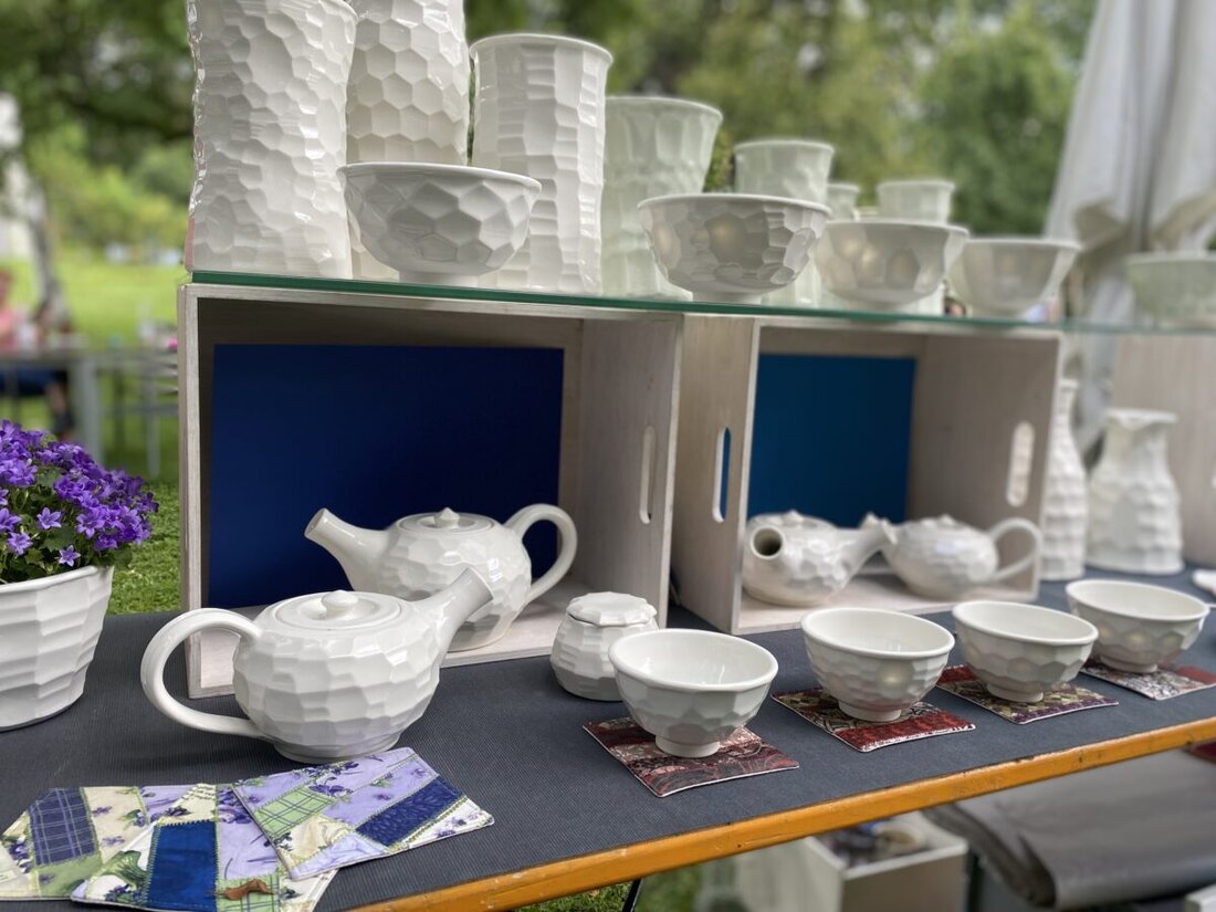 Hohenberg a.d. Eger. Am 26. und 27. Juli 2025 findet der 5. Porzellanmarkt im Porzellanikon statt, mit 15 Ausstellern, Jurypreis, Publikumspreis und Sonderausstellungen. Eintritt frei, mit Führungen, Quiz und Gastronomieangebote im Museumsgarten.