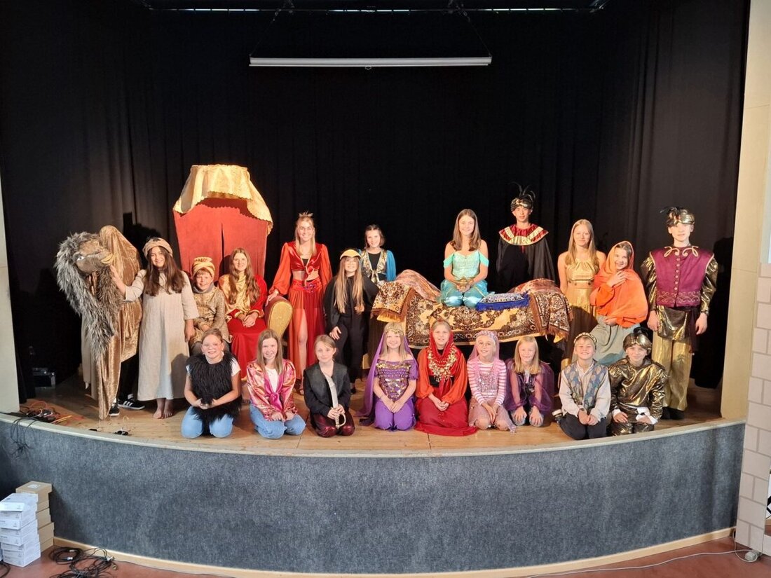 Eslarn. „Bühne frei“, hieß es in der Eslarner „Alte Turnhalle“ beim märchenhaften und spannenden Kinder-Musical „Aladin und die Wunderlampe“. In den ausverkauften Vorstellungen zauberten die jungen Darsteller der Anton-Bruckner-Musikschule Eslarn die Szenen beeindruckend auf die Bühne und begeisterten ein generationsübergreifendes Publikum. 