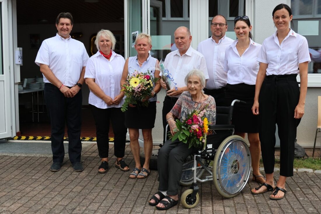 Weiden. Die Ambulante Pflege im BRK Kreisverband Weiden und Neustadt feierte ihr 50-jähriges Bestehen mit großer Resonanz. Das Jubiläum würdigte die Entwicklung von wenigen Außenstationen zu einer modernen Einrichtung mit fast 100 Mitarbeitenden und rund 450 Patienten.