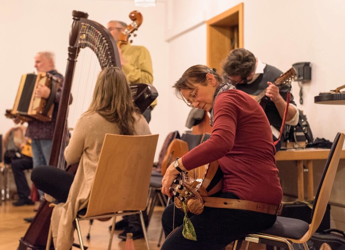 Waldmünchen. Der 50. Instrumentenbau- und -spielkurs findet vom 28. Dezember bis 4. Januar statt, inklusive einem Jubiläumsabend am 2. Januar. Interessierte können sich noch bis zum 6. Dezember anmelden.