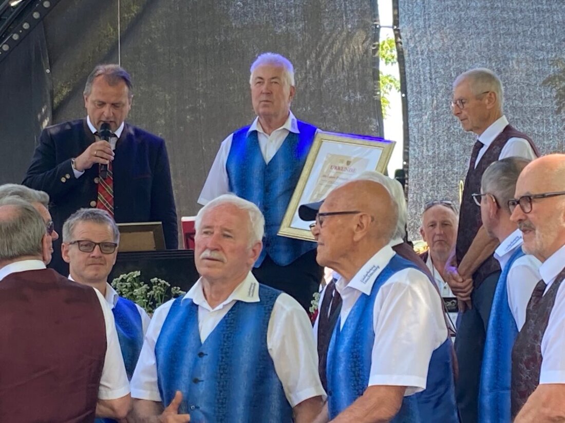 Leuchtenberg. Der Männergesangverein „Liederkranz“ aus Leuchtenberg feiert 50 Jahre Freundschaft mit dem Männergesangsverein „Liedertafel“ aus Grünsfeld durch gesangliche Feste und gegenseitige Besuche. Bei der 900-Jahrfeier in Leuchtenberg trafen sie sich, tauschten Geschenke aus und betonten den gesellschaftlichen Wert ihrer langjährigen Verbindung.