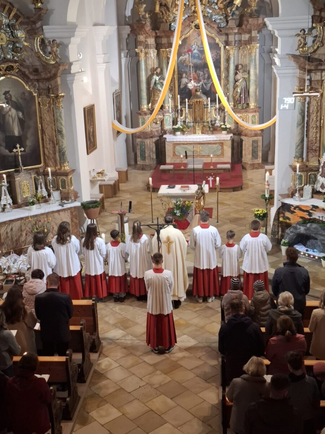 Böhmischbruck. In der Osternacht feierten viele Gläubige eine eindrucksvolle Liturgie mit Segnung des Osterfeuers, Kerzenlicht und Wasserweihe. Chor und Orgel ließen Jubel erklingen; Licht und Hoffnung standen im Mittelpunkt.