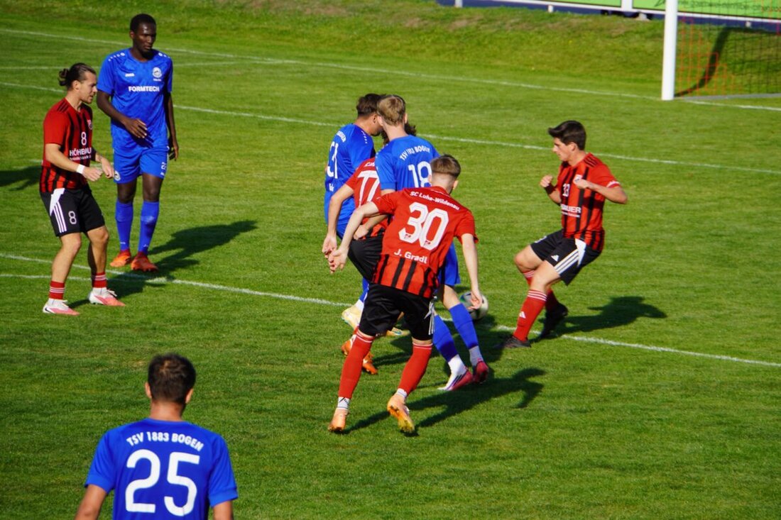 Luhe-Wildenau. Kirwaspiel ohne Sieger: Der SC Luhe-Wildenau hat sich am 13. Spieltag der Landesliga Mitte gegen das Schlusslicht TSV 1883 Bogen dreimal zurück ins Spiel gearbeitet und am Ende ein 3:3 (2:2) erkämpft. Vor 320 Zuschauern im Michael-Höhbauer-Stadion mussten die Gastgeber dabei lange einem Rückstand hinterherlaufen – und kamen trotz Überzahl erst spät zum Ausgleich.
