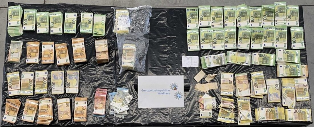 Waidhaus. Grenzfahnder stellten große Bargeldsummen sicher und veröffentlichten ein Bild des sichergestellten Geldes. Die Polizei verweist auf die Pressemeldung mit weiteren Details.