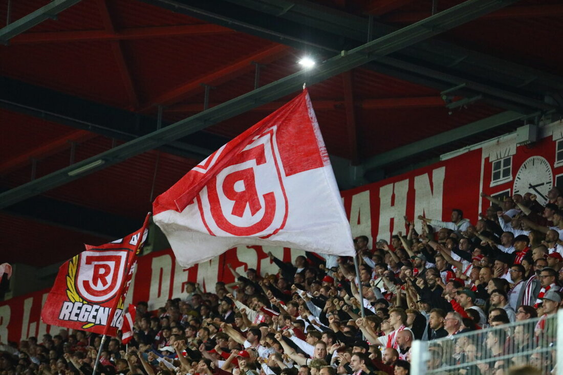 Regensburg. Der Vorverkauf fürs Heimspiel des SSV Jahn gegen Erzgebirge Aue am Dienstag, 7. April 2026, 19 Uhr, läuft. Die Afterwork-Aktion bietet ein vier-zu-drei-Ticketpaket und ein Gewinnspiel für frühe Gruppen.