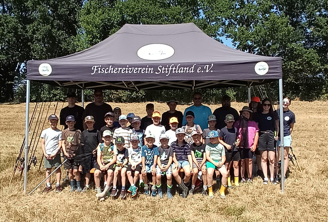 Bärnau. Mit Rute, Köder und Neugier lockte das Ferienprogramm des Fischereivereins Stiftland über 20 Kinder an den Liebensteiner Stausee und den Stadtteich in Tirschenreuth, wo erste Fänge für leuchtende Augen sorgten.