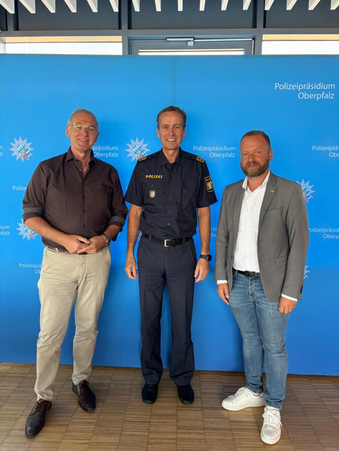 Regensburg. Die FREIE WÄHLER-Landtagsabgeordneten Bernhard Heinisch und Wolfgang Hauber trafen Polizeipräsident Robert Fuchs zum Antrittsbesuch und sprachen über Personal, Nachwuchs und Ausstattung der Polizei in der Oberpfalz.
