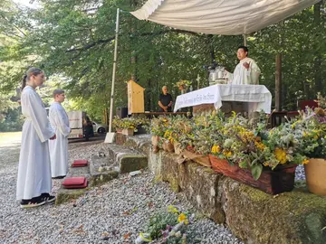 Gläubige feiern Mariä Himmelfahrt mit Kräuterweihe in Heinersreuth
