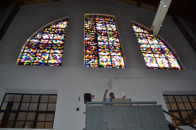 Wieder geöffnetes Giebelfenster: Ein Hauch Kölner Dom weht durch die Glashütte Lamberts