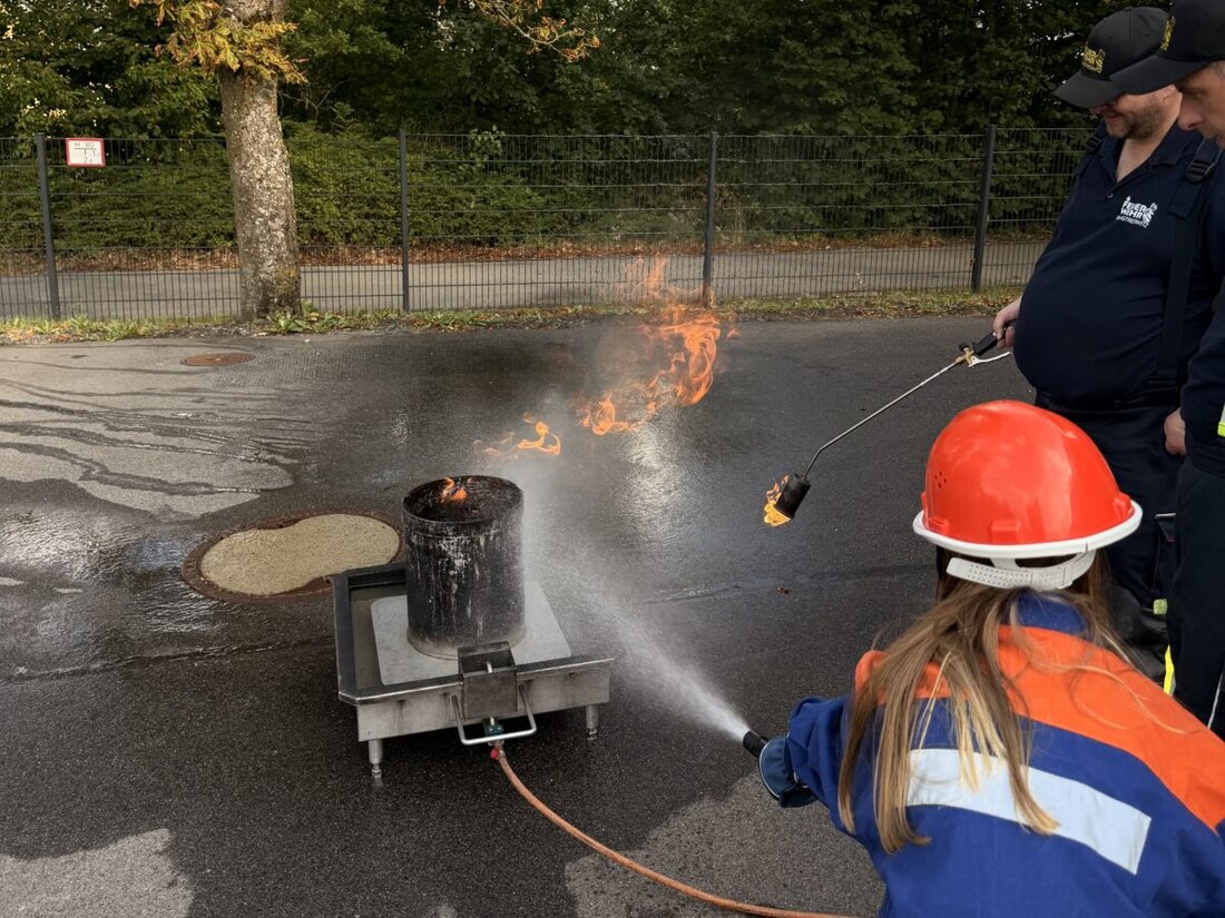 Floß. Beim Ferienprogramm „Kinder spielen Feuerwehr“ am 1. August um 14 Uhr erlebten Kinder an fünf Stationen Feuerwehr hautnah, vom Parcours bis zur Fahrt im Feuerwehrauto. Um 17 Uhr folgte die Mitmachübung der Jugendfeuerwehr.