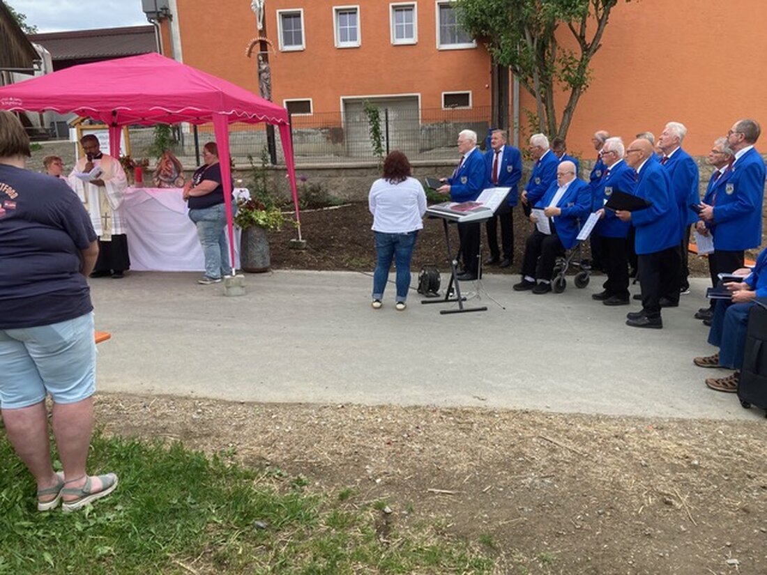 Steinach. Am Sonntag ging die Reihe von 15 Maiandachten auf dem Dorfplatz beim Anwesen Schatz zu Ende; zugleich wurde das restaurierte Kreuz gesegnet. Über 120 Gläubige beteten mit.