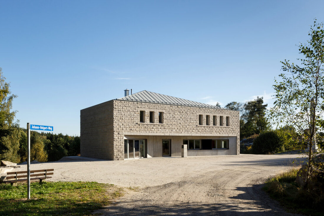 Flossenbürg. Die Helgert Granit GmbH feiert ihr 70-jähriges Bestehen: ein Familienbetrieb in dritter Generation, regional verwurzelt und technisch modern. Zudem gab es eine Spende an die Feuerwehr Altenhammer.