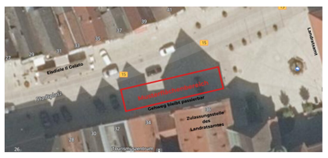 Neustadt/WN. Ab Kalenderwoche 43 entsteht am Stadtplatz eine Musterfläche, die zeigt, wie die künftige Sanierung wirken soll. Der Gehweg bleibt nutzbar, während Regierung der Oberpfalz und Denkmalschutz die Ausführung prüfen.